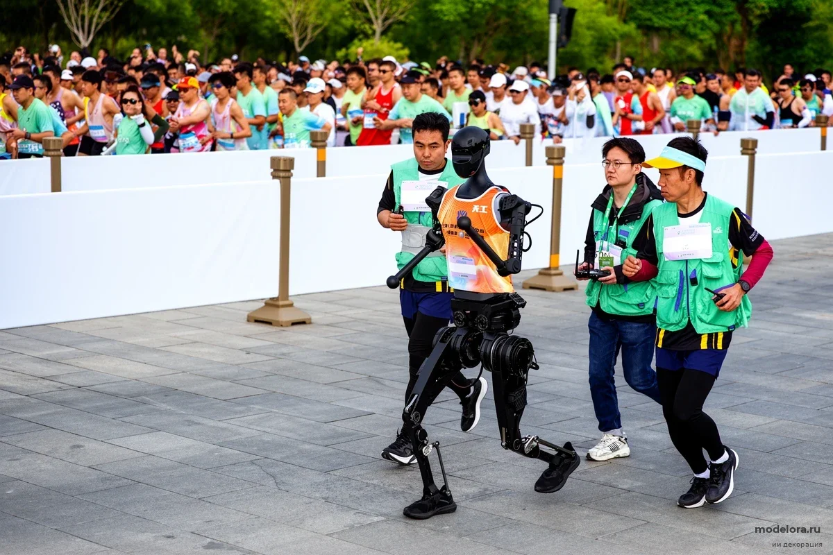 В Пекине на полумарафон вывели спецмашины для спасения 300 роботов от перегрева
